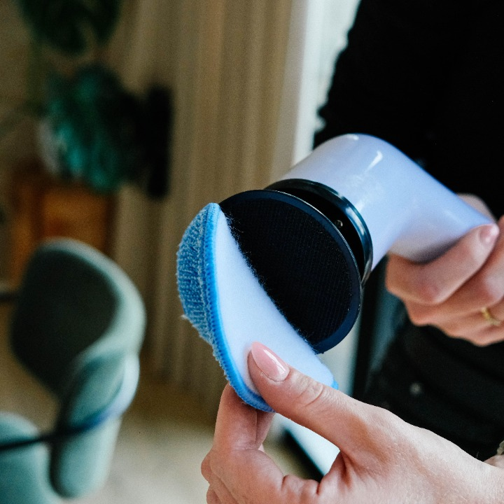 Elektrisk rengøringsbørste med forlængerstang